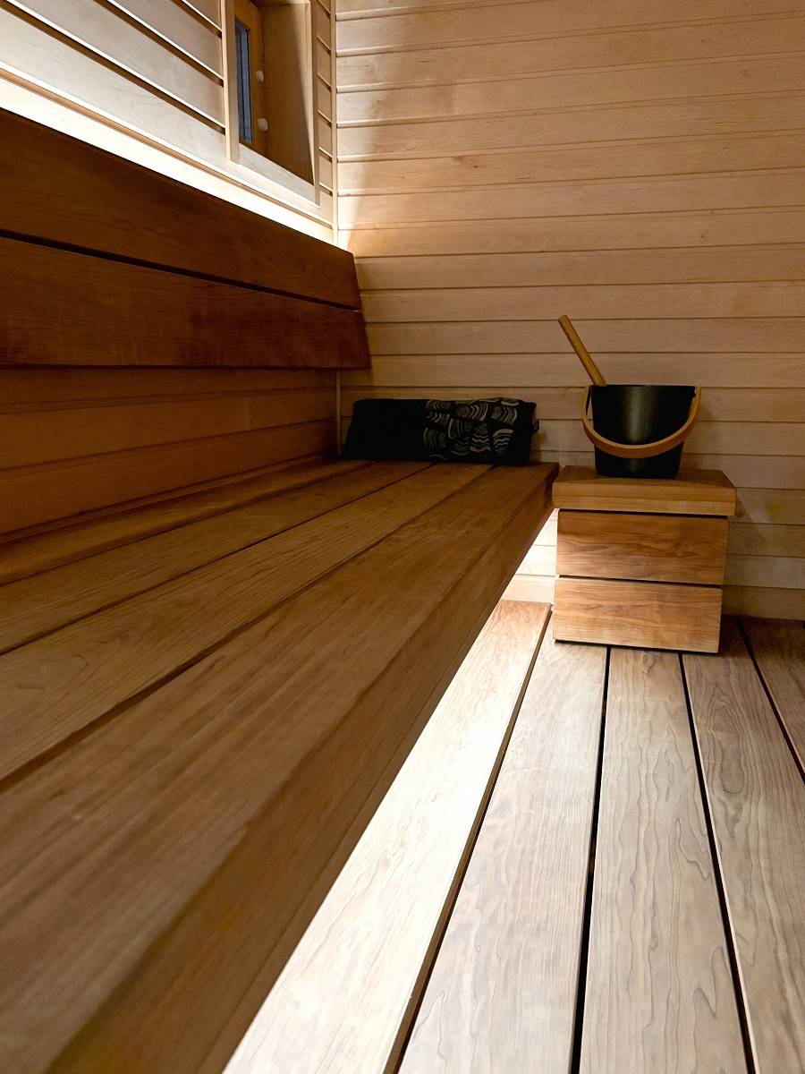 L'éclairage du sauna a été réalisé avec succès en apportant de la lumière derrière le dossier et sous le siège. ledStore.fi